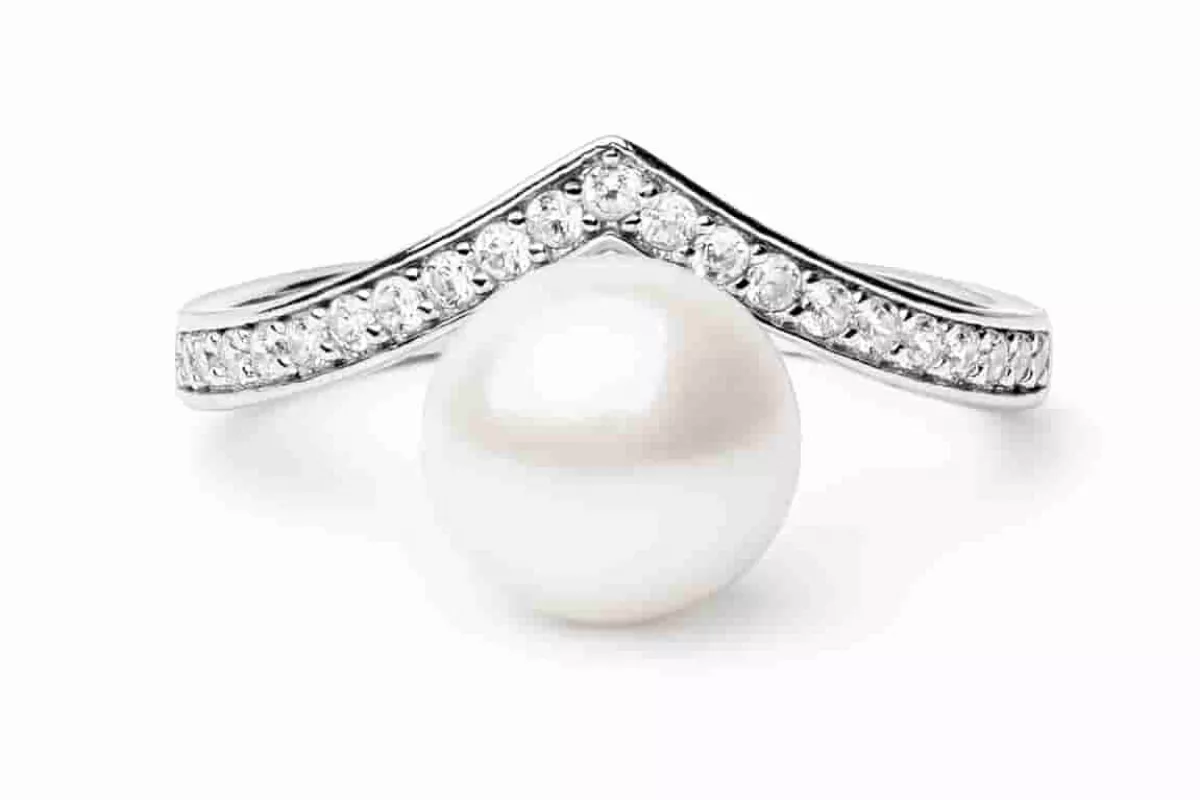 Eleganter Ring mit weißer Perle 7.5-8 mm in V-förmiger Zirkonia-Einfassung, 925er Silber, Gaura Pearls, Estland Eleganter Ring mit weißer Perle 7.5-8 mm in V-förmiger Zirkonia-Einfassung, 925er Silber, Gaura Pearls, Estland